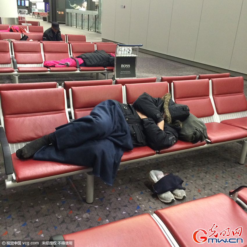 香港遇59年来霸王寒潮 机场旅客裹被过夜(2)