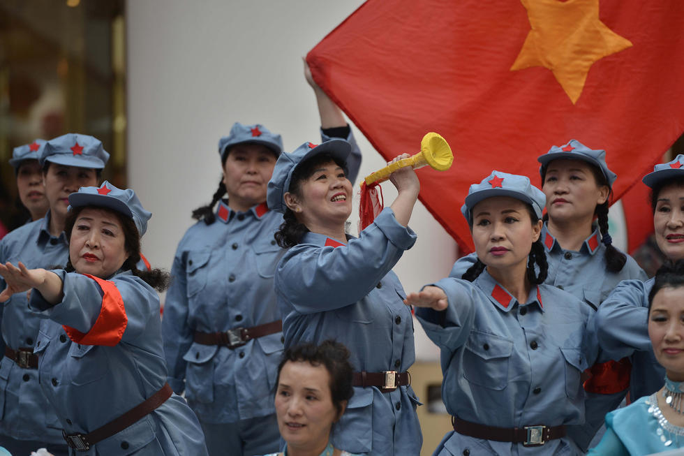 沈阳大爷大妈穿迷彩持冲锋枪大 跳广场舞 (1)_新