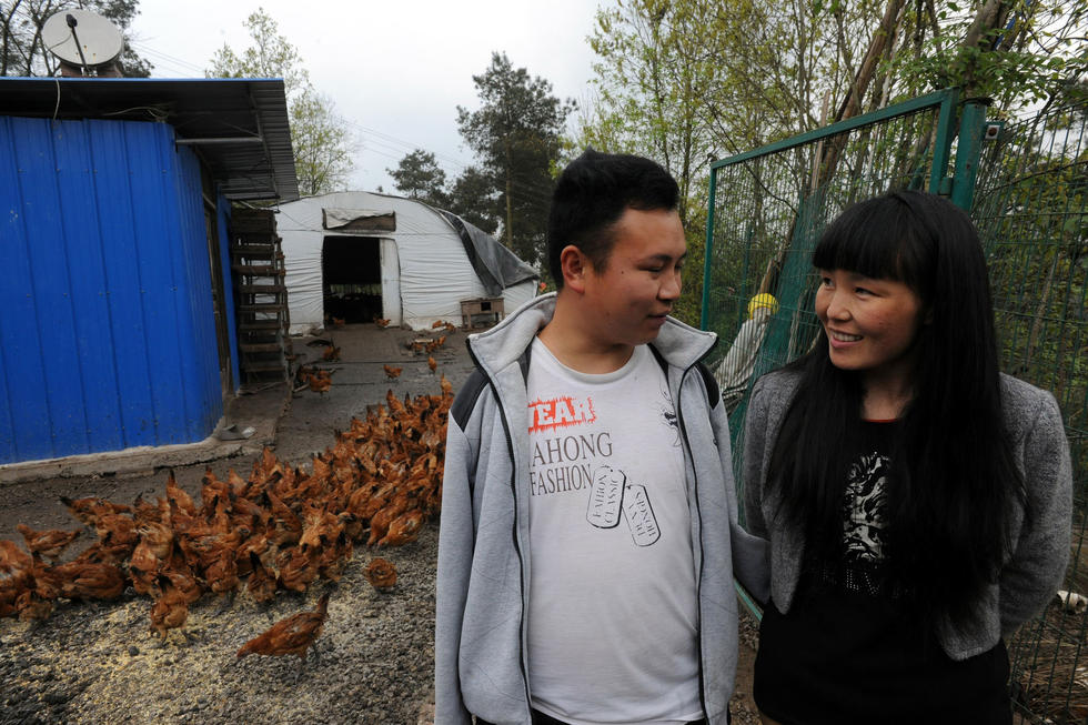 无臂青年办养鸡场用脚指给鸡喂饲料 年收15万