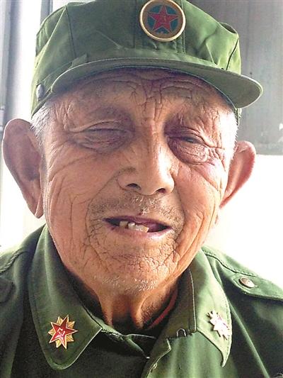 90岁老兵当选村官收拾残局 上级部门承认该村存问题
