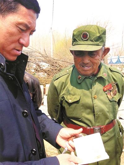 90岁老兵当选村官收拾残局 上级部门承认该村存问题