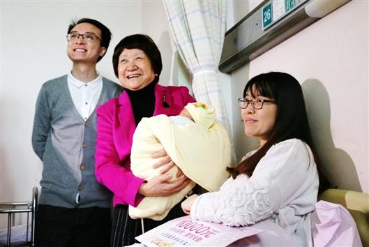 中国首例试管婴儿升级当爸爸 妻子产下健康女
