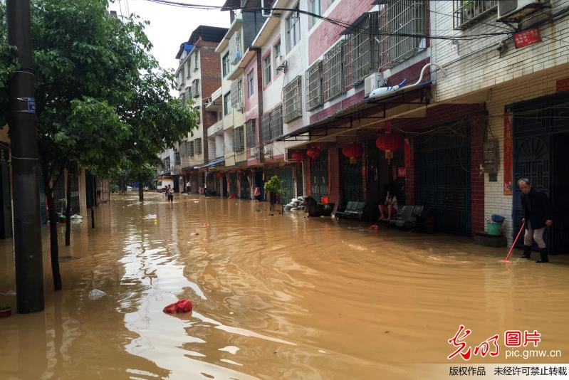 湖南道县遭龙卷风暴雨袭击 5名师生受伤(1)