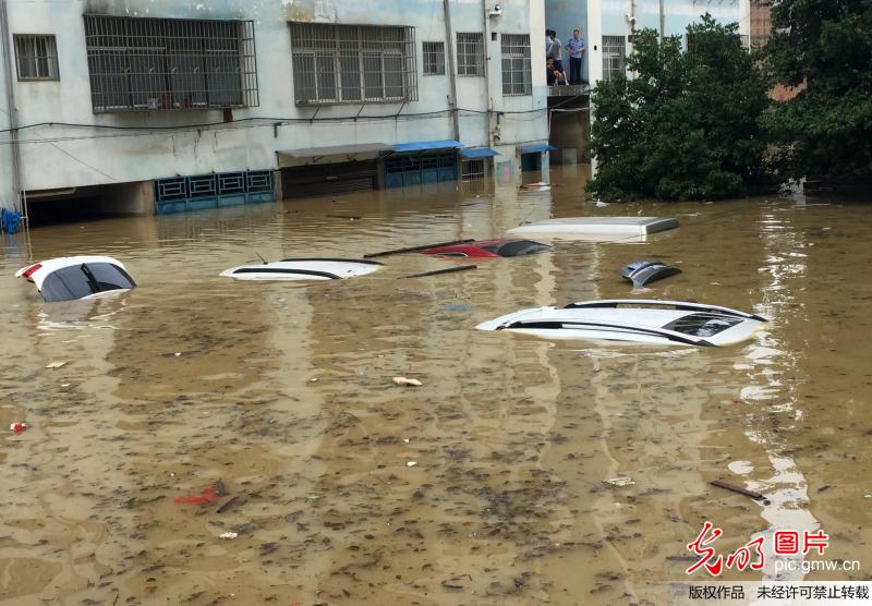 湖南道县遭龙卷风暴雨袭击 5名师生受伤