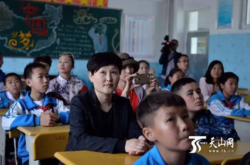 石榴树下|徐州,奎屯,嘿!这母子俩毫无违和感!