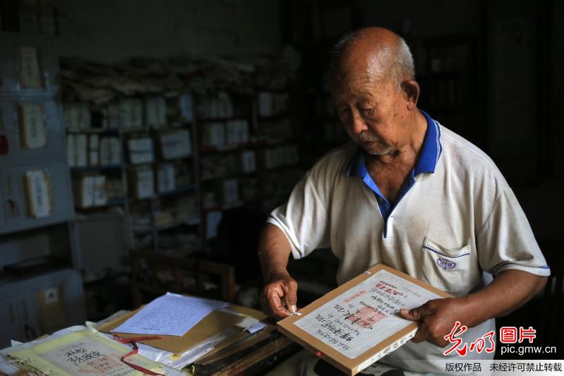 河北邢台88岁老人藏书万余册 陋室成图书博物