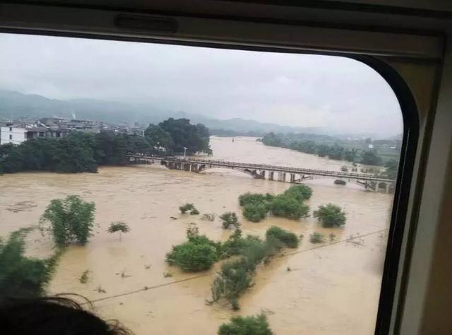 贵州黎平降暴雨 1名村支书及2名群众被洪水冲走