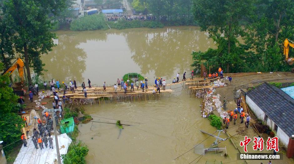 江苏仪征新集镇向阳涵决堤30米 村庄房屋被淹