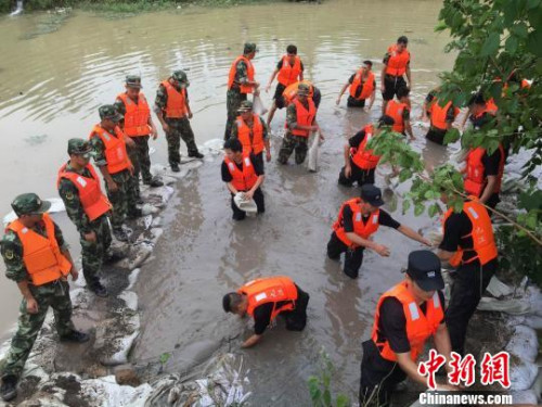 长江中下游汛情紧急 一周200余万人次投入抗洪