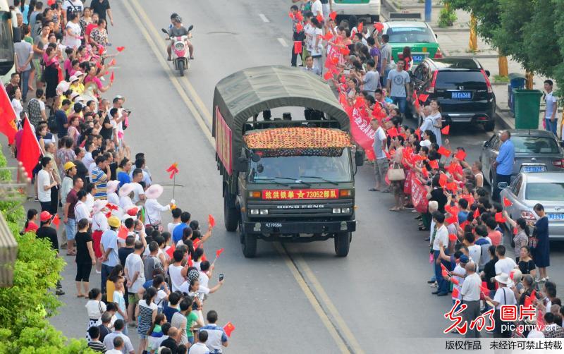 江西九江万名群众夹道送别抗洪子弟兵(2)