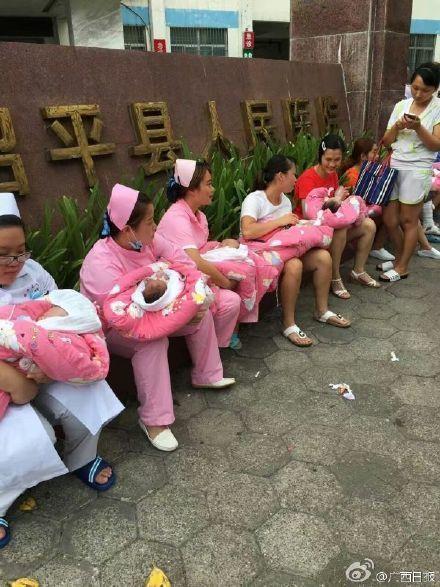  广西 5.4级 地震 :护士抱婴儿避震(1)