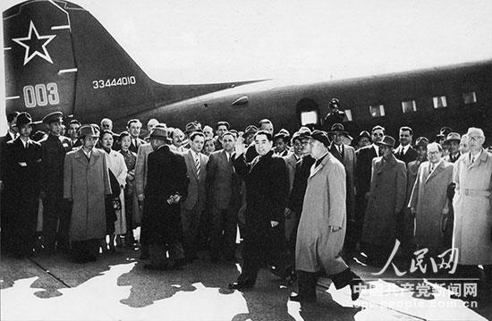 珍贵组图:周恩来总理的外交风采 1954年4月至7月,周恩来率领中国政府代表团出席日内瓦会议。4月24日,抵达日内瓦。