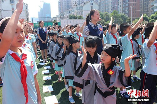 各地开学屡现仿古＂开笔礼＂ 被指并非中国传统(图2)