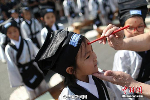 各地开学屡现仿古＂开笔礼＂ 被指并非中国传统(图3)