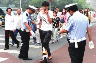 北京交警查处滑板车上路:有事故挫伤骑行者脸