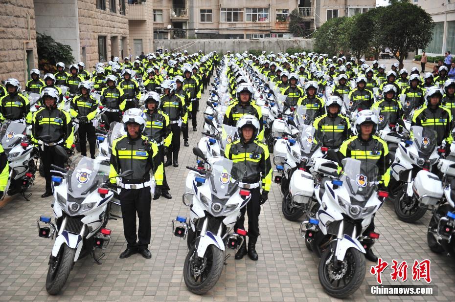春城骑警列装启动仪式 昆明300辆巡逻摩托车