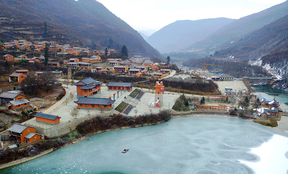 这是实施生态旅游扶贫后的甘肃省陇南市宕昌县官鹅沟景区内一处民俗村