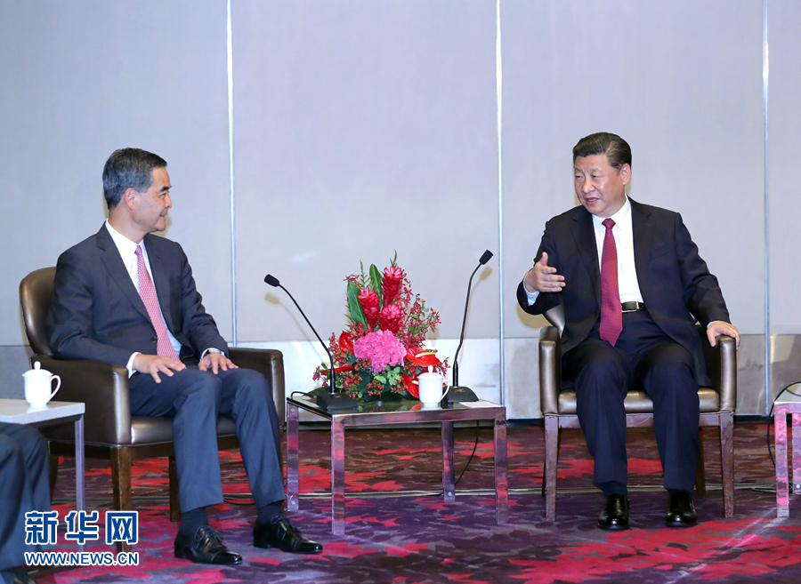 习近平会见梁振英