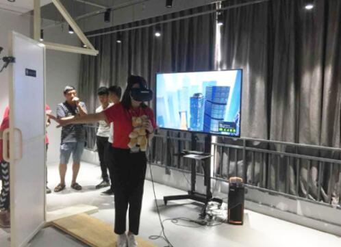 【改革开放江西印记】记者体验虚拟vr项目:高空救猫让“腿软” 【改革开放江西印记】记者体验虚拟vr项目:高空救猫让“腿软”