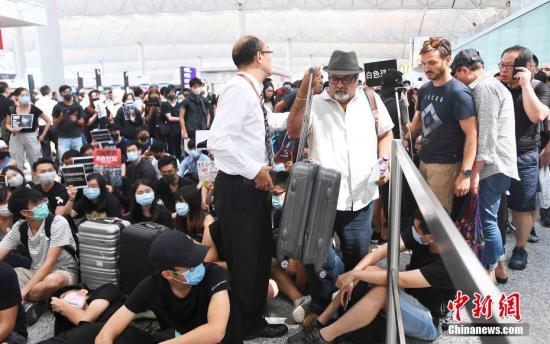 救护员被撞击反受伤？香港消防处谴责示威者阻挠救援
