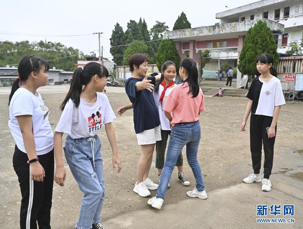 5月25日,在仙岭小学支教的林美珍老师与即将毕业的学生拥抱.