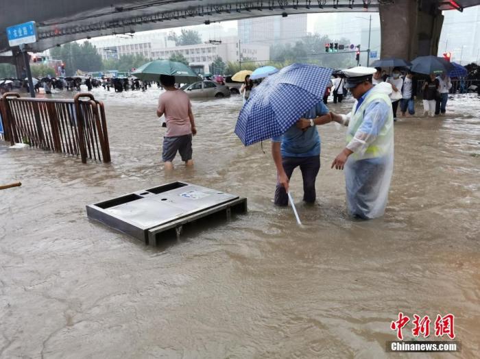 直击郑州罕见强降雨:整座城都"泡"在水中