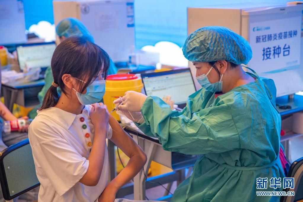 8月19日,学生在重庆市六十五中学新冠疫苗临时接种点接种新冠疫苗.