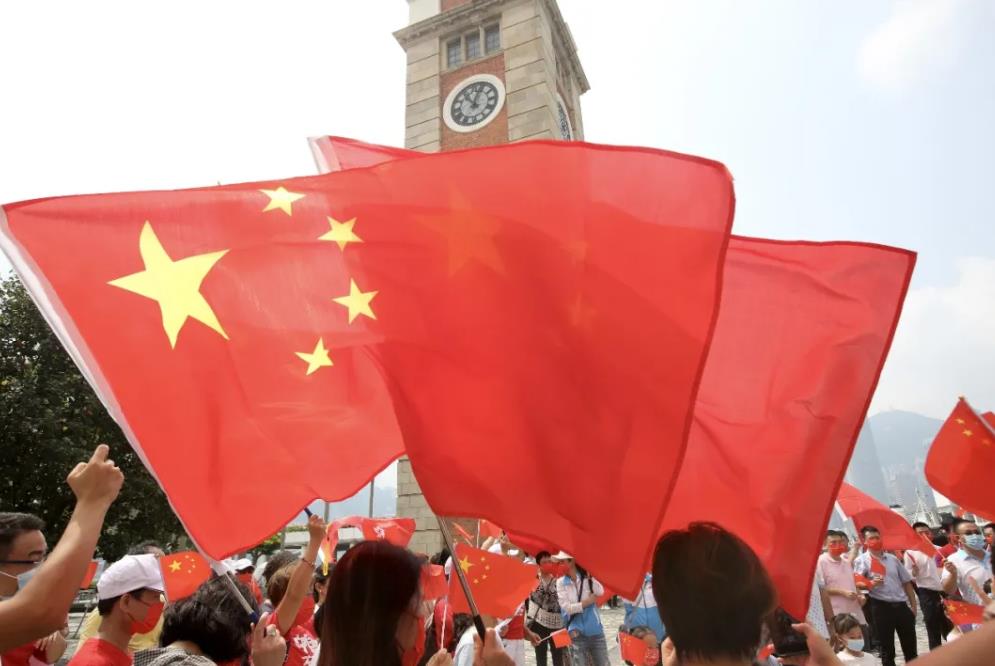 国庆第一天,香港大街小巷披上了"中国红"