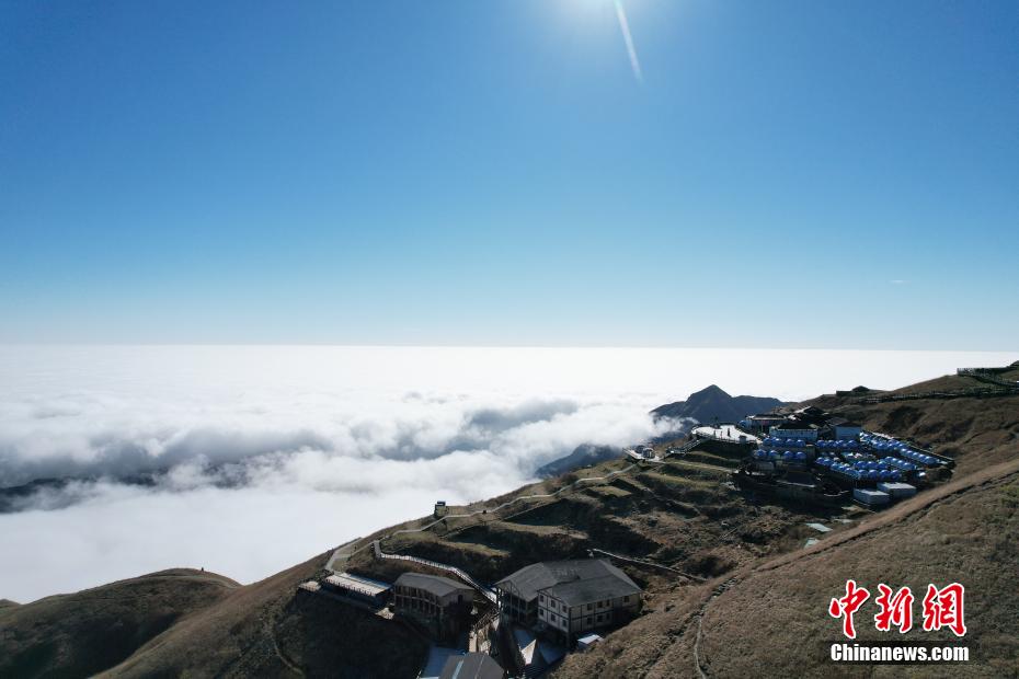 江西武功山风景区现日月同辉美丽景观