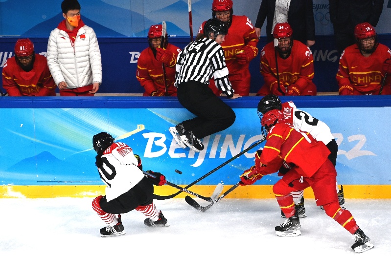 中国女子冰球队战胜日本队豪取两连胜
