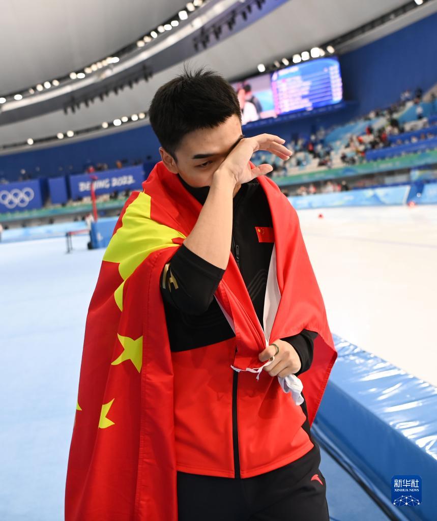 速度滑冰男子500米决赛中国选手高亭宇夺冠