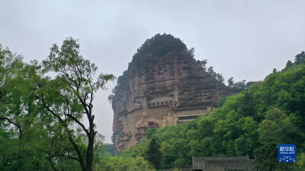 天空之眼瞰烟雨麦积山
