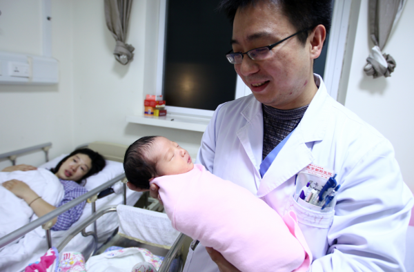 外媒关注中国人扎堆生“猴宝”：医院黄牛生意忙