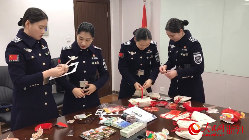 春節“不打烊” 杭州西湖女子巡邏隊服務游客