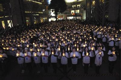 2015年1月16日,昆明一家商业广场上,841人同时吹灭蜡烛,成功刷新了吉尼斯世界纪录“最多人一起吹灭蜡烛”的称号。