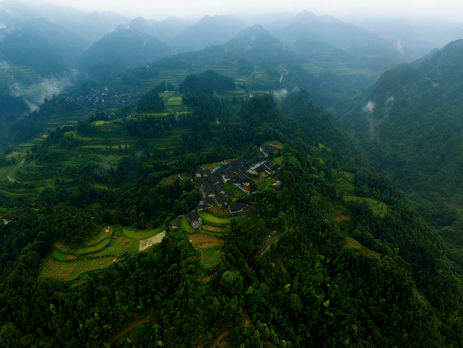 航拍精准扶贫首倡地-十八洞村 云端上美丽乡村