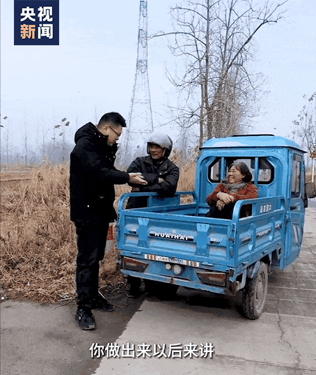 话多 语速快 主意一个接一个 村民：遇到小李书记我们真是有福了！