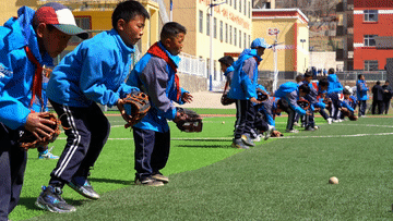 追光｜从牧场到棒球场，藏族学子在雪山下向阳成长