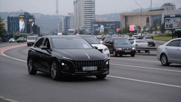 在霍尔果斯，这群人让国产新能源汽车“跑”向中亚