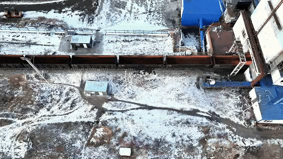 超长火车现身“灯泡线”!时速1公里!