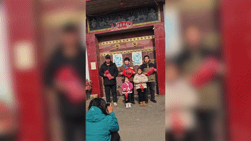 新春走基层·跟着村支书“忙年”｜不一样的全家福