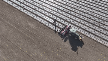 新疆“超级棉田”春播忙 科技种棉焕发新动能
