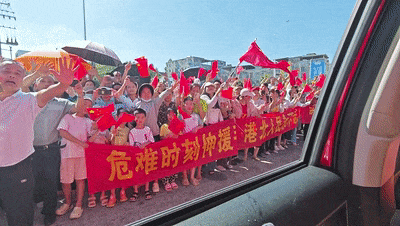 暖心刷屏!广西贵港群众夹道欢送消防救援队伍 图片