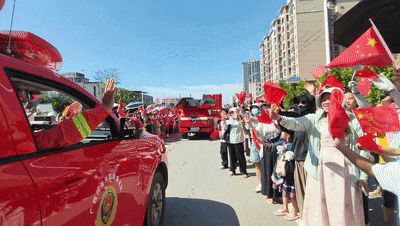 暖心刷屏!广西贵港群众夹道欢送消防救援队伍 图片