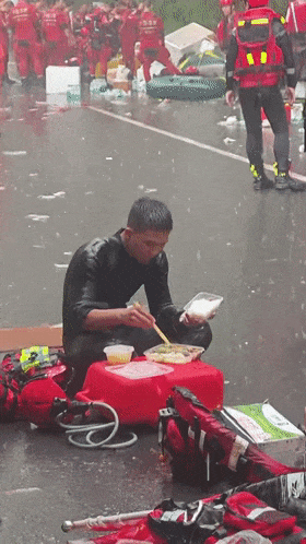 暖心刷屏!广西贵港群众夹道欢送消防救援队伍 图片