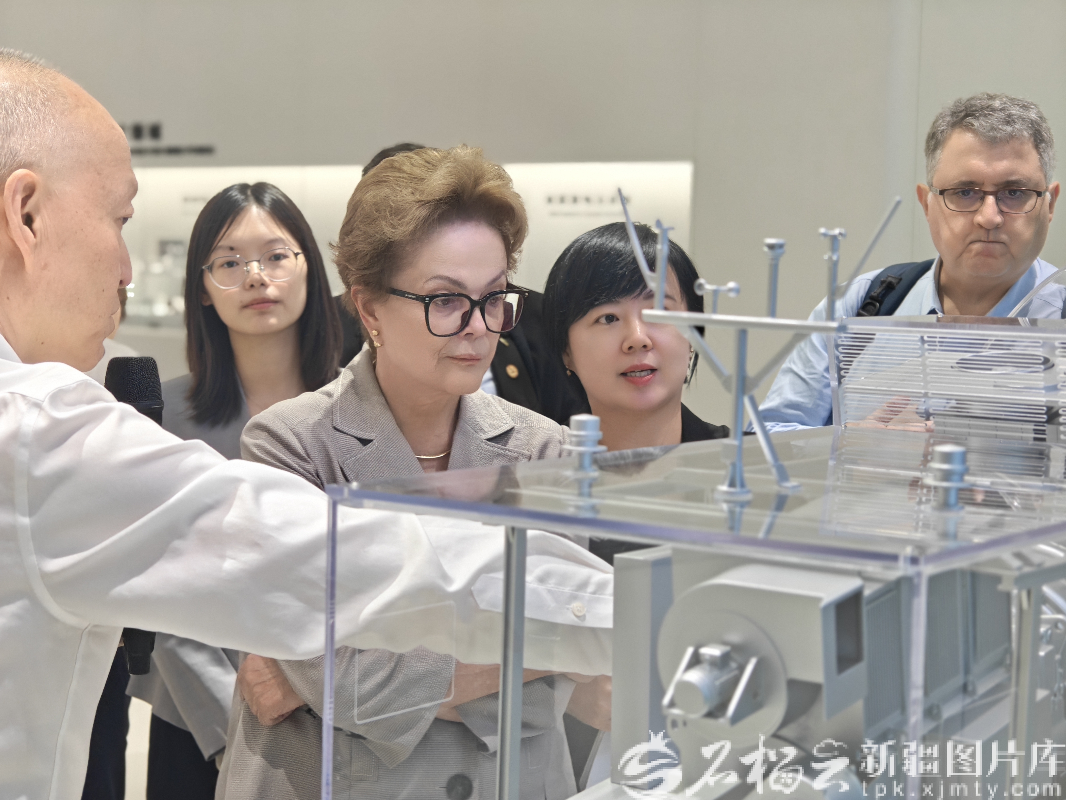 外眼看新疆|“新疆很大,充满机遇”——新开发银行行长迪尔玛·罗塞芙一行来新疆参访 外眼看新疆|“新疆很大,充满机遇”——新开发银行行长迪尔玛·罗塞芙一行来新疆参访