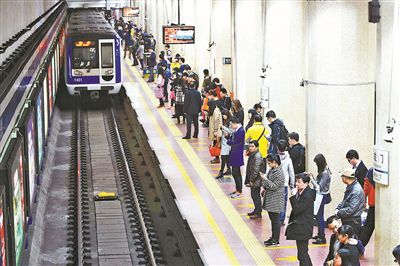 昨天晚高峰,乘客在地鐵2號線復興門站候車