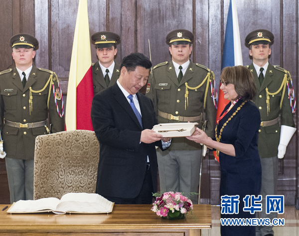 当地时间3月29日，国家主席习近平在捷克布拉格会见布拉格市长科尔娜乔娃，并接受科尔娜乔娃代表该市赠予的城市钥匙。 新华社记者 王晔 摄