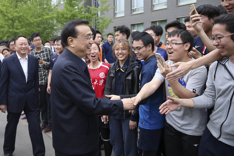 领导人活动集 李克强 李克强4月15日下午来到北京大学.