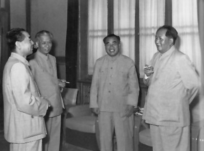 1956年6月,朱德和毛泽东,刘少奇,周恩来在中南海怀仁堂